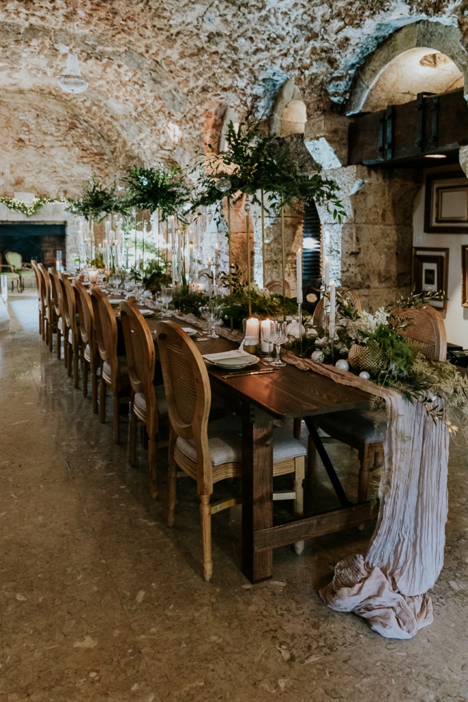 Grande table de réception pour un mariage