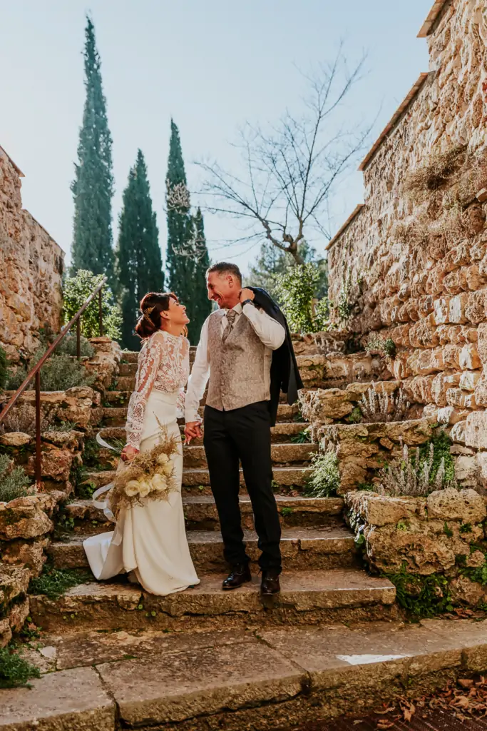 Arrivée des mariés. Mariage en hiver en Provence - Nathalie Nencioni photographe