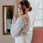 Robe de mariée, manche longue et col montant. Préparatifs de la mariée. Mariage en hiver en Provence - Nathalie Nencioni photographe