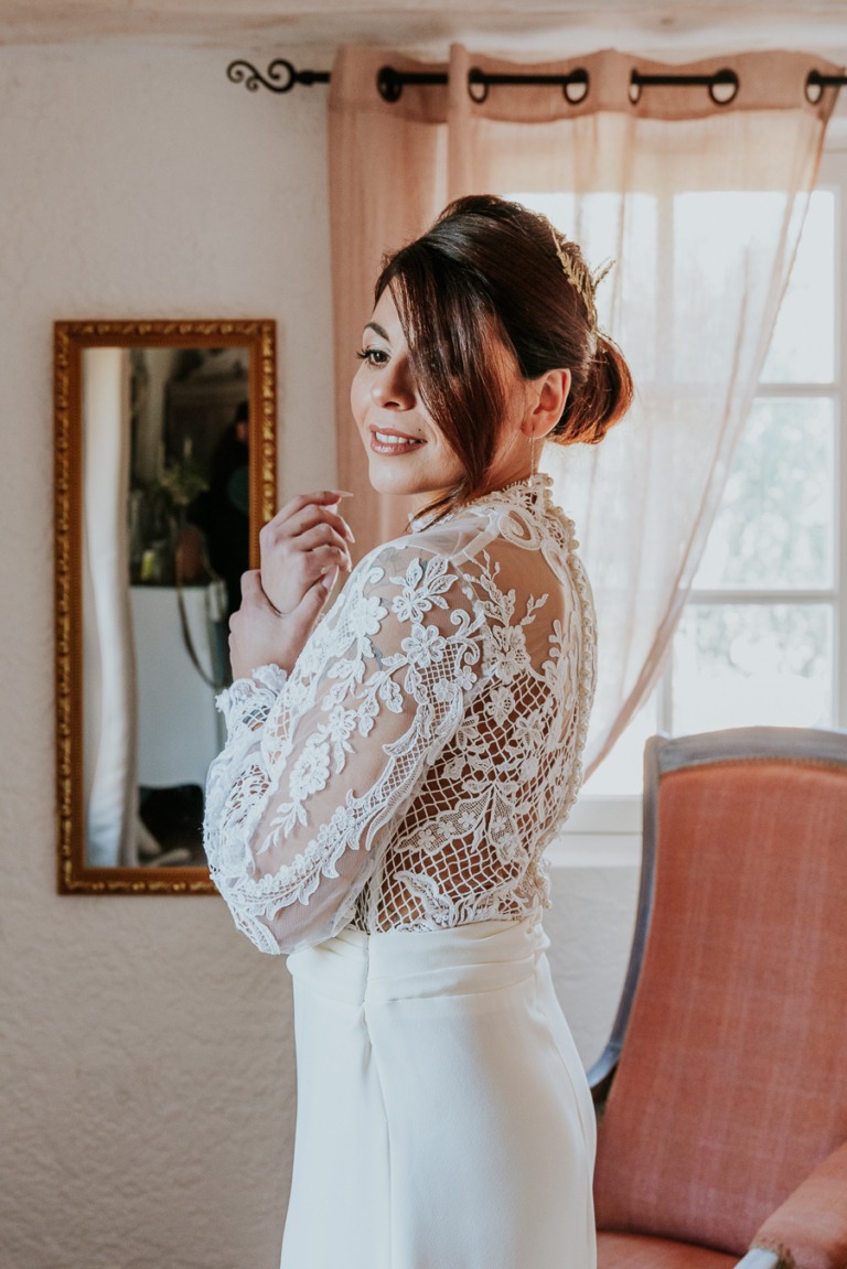 Robe de mariée, manche longue et col montant. Préparatifs de la mariée. Mariage en hiver en Provence - Nathalie Nencioni photographe