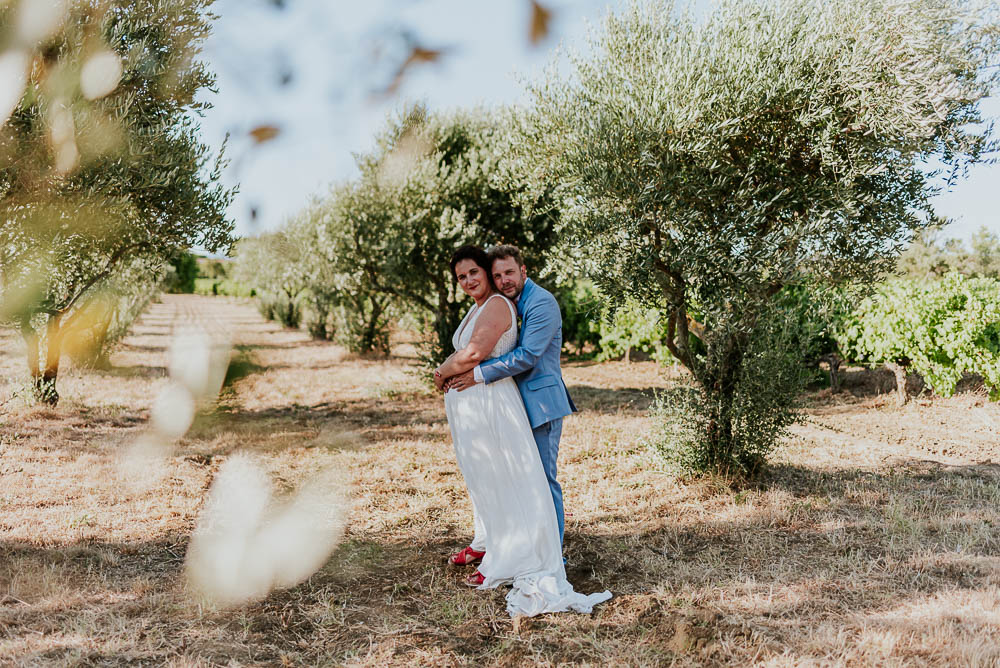 Séance photo de couple dans une oliveraie