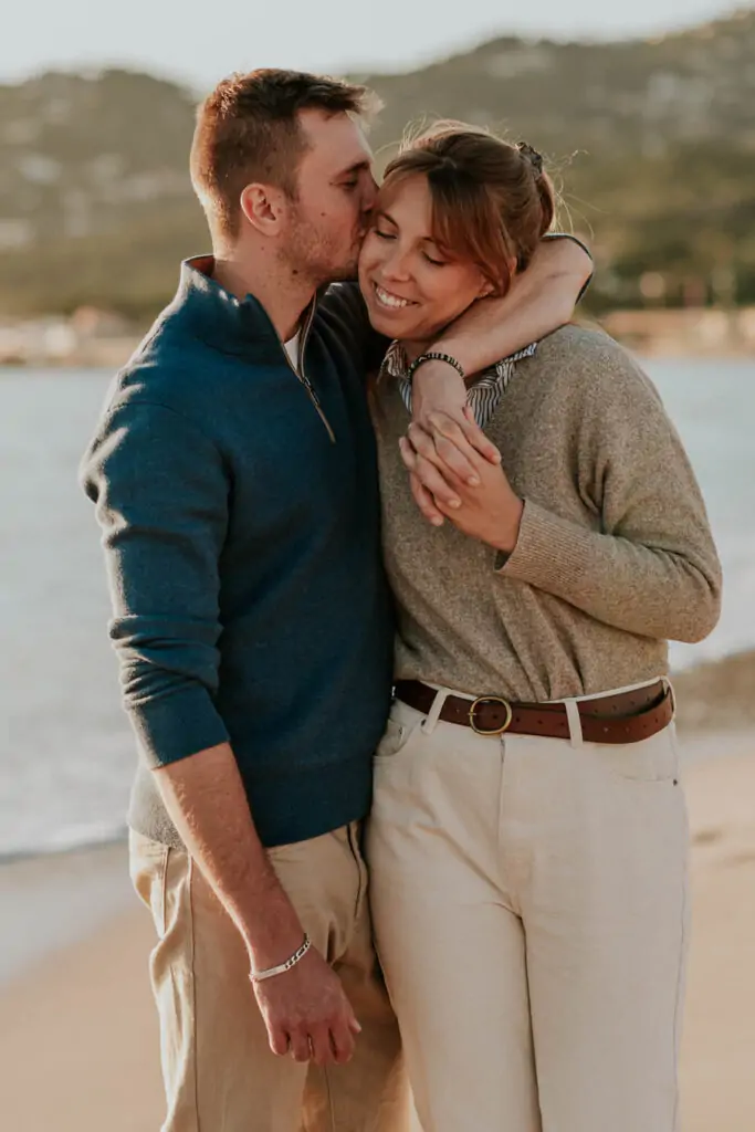 Séance photo de couple à la plage de l'Almanarre, Var. Photographe Nathalie Nencioni