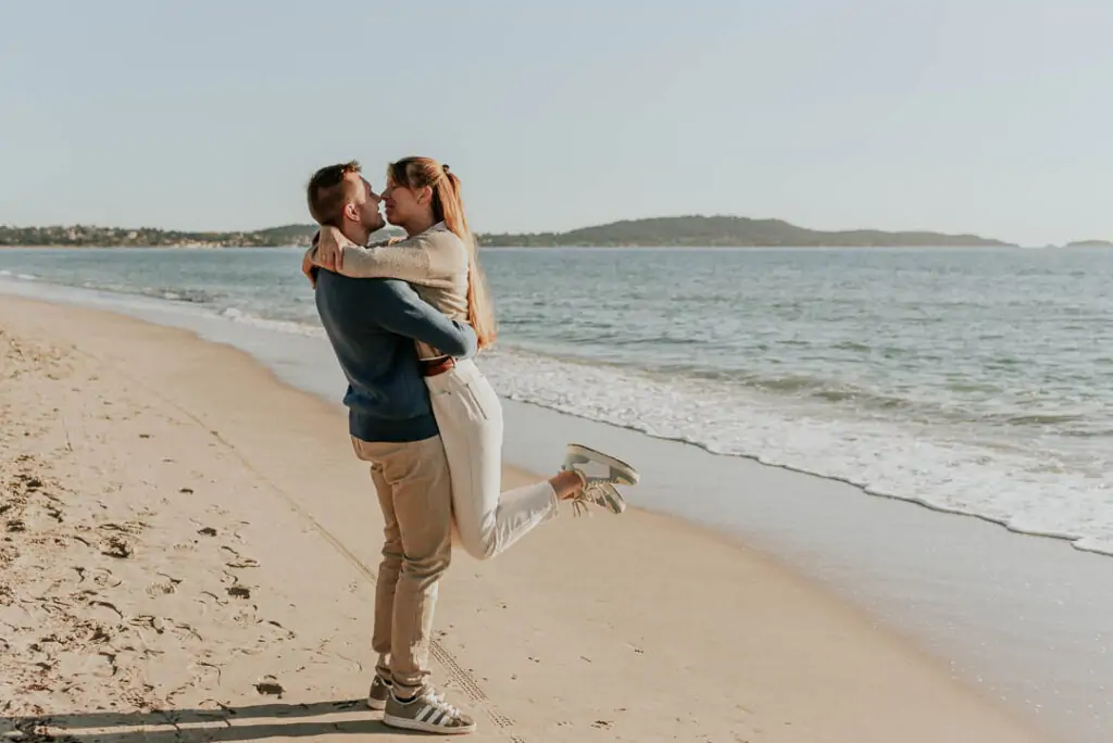 Séance photo de couple à la plage de l'Almanarre, Var. Photographe Nathalie Nencioni