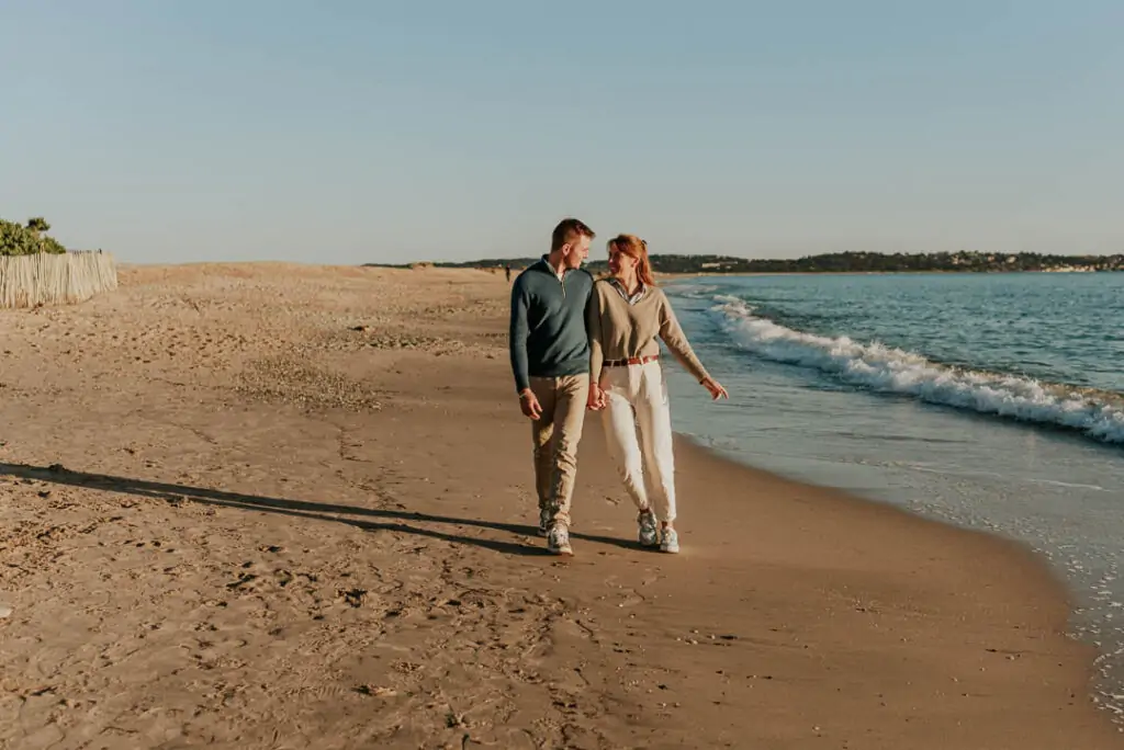 Séance photo de couple à la plage de l'Almanarre, Var. Photographe Nathalie Nencioni - Pourquoi faire une séance fiançailles avant le mariage ?