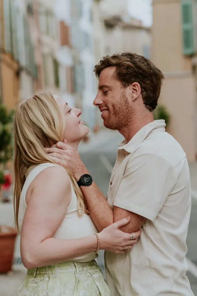 Séance photo de couple dans les ruelles - Photographe de mariage à Draguignan, Lorgues